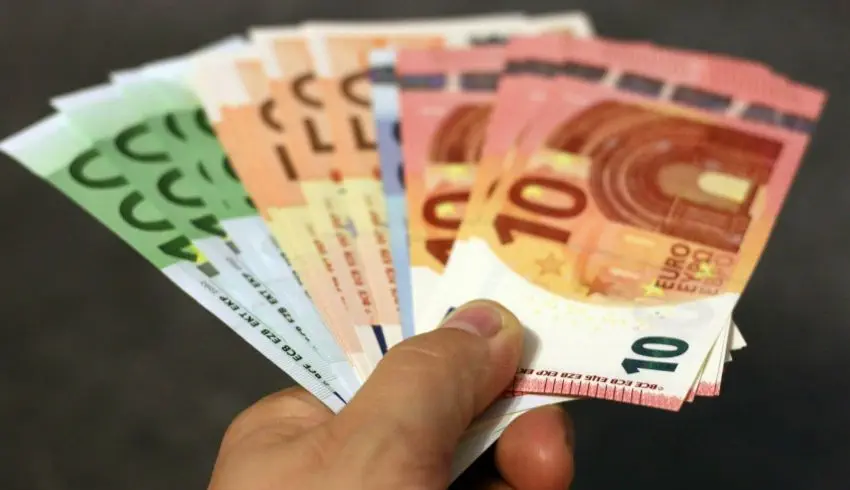 Eine Hand hält einen Fächer aus Euro-Banknoten in verschiedenen Stückelungen, vermutlich aus einer erfolgreichen Transaktion von Tippgeber Immobilien, darunter 100-, 50-, 20- und 10-Euro-Scheine. Der Hintergrund ist unscharf. Eine Hand hält einen Fächer aus Euro-Banknoten in verschiedenen Stückelungen, vermutlich aus einer erfolgreichen Transaktion von Tippgeber Immobilien, darunter 100-, 50-, 20- und 10-Euro-Scheine. Der Hintergrund ist unscharf.